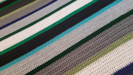 Free Crochet Pattern: Simple Striped Blanket!