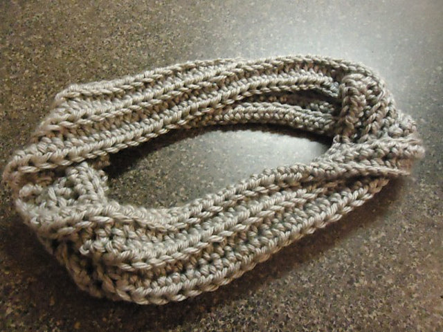 Free Crochet Pattern: Chunky Ribbed Cowl!